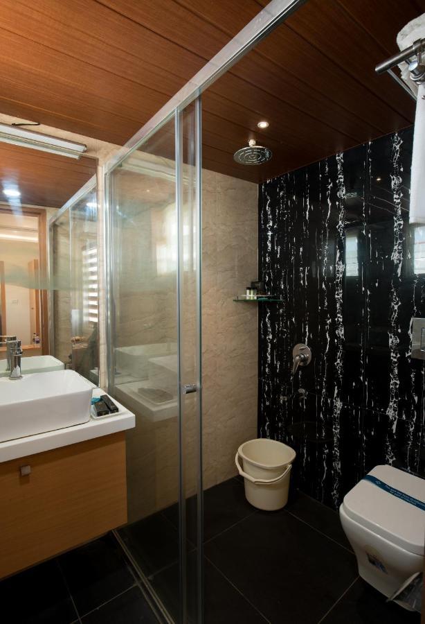 Kvr Capitol Suites Vijayawada Exterior photo