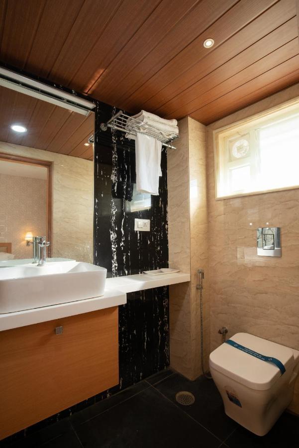 Kvr Capitol Suites Vijayawada Exterior photo